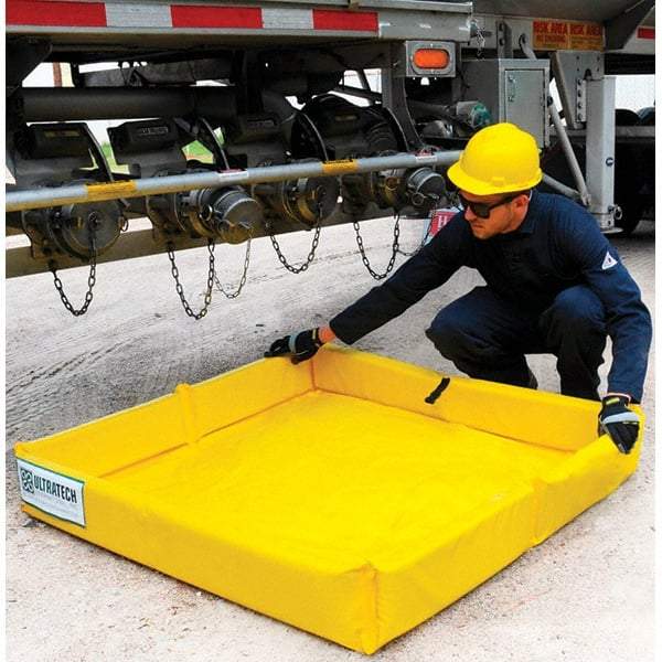 UltraTech - 60 Gal 18 oz PVC Containment Berm, Mini-Foam Wall - 1/2' High x 4' Wide x 4" Long - Apex Tool & Supply