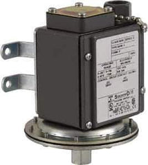 Square D - 4, 13 and 4X NEMA Rated, SPDT, 0.2 to 10 psi, Vacuum Switch Pressure and Level Switch - Adjustable Pressure, 120 VAC, 125 VDC, 240 VAC, 250 VDC, Screw Terminal - Apex Tool & Supply